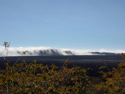 云层卷进了厄瓜多尔塞拉内格拉伊萨贝拉岛的火山口