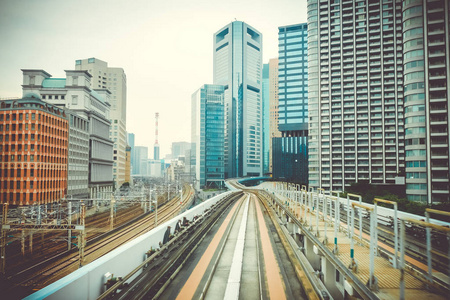 东京市的单轨。 市中心城市景观。 日本