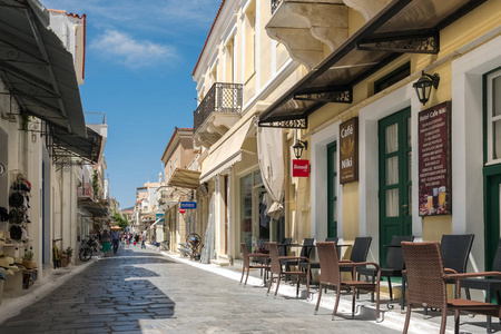 主要步行街道，商店和咖啡馆，乔拉镇在安罗斯岛，自行车，希腊
