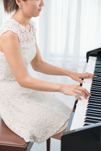 女人弹钢琴的画面