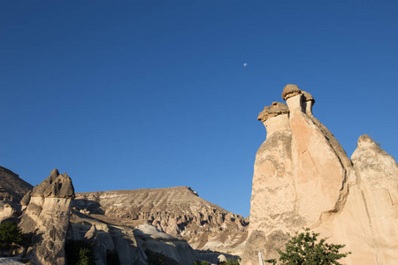 土耳其蓝天背景下卡帕多西亚的童话烟囱。卡帕多西亚伟大的旅游景点之一，最好的地方飞行热气球。Goreme，Cappadocia，土