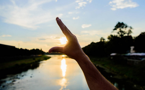 河太阳反射.抓住最后一缕阳光.