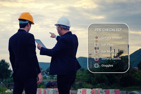 危险识别和风险评估概念安全工作场所工程人员或安全检查员站在平板电脑上的PPE检查表。