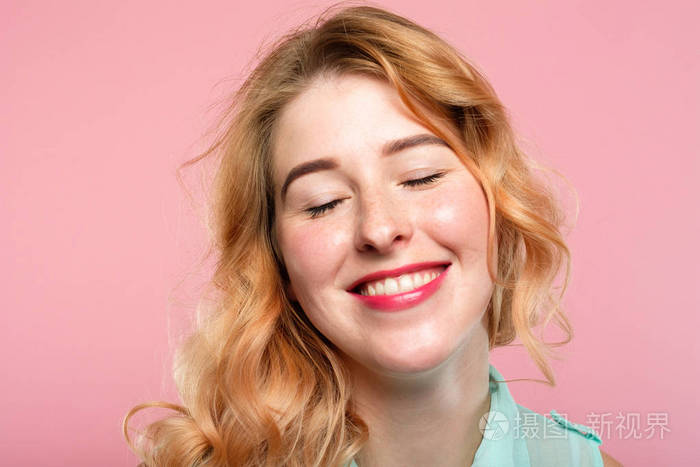 情感快乐喜悦激动的女孩喜气洋洋的微笑