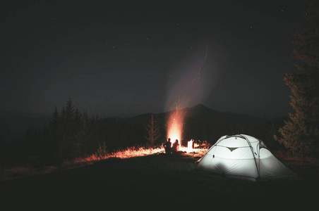 晚上在树林里露营帐篷