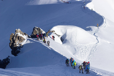 一群登山者从勃朗山下来