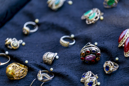 珠宝手镯环在跳蚤市场上有各种颜色和珠宝