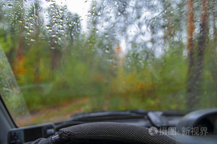 雨点落在车窗上.秋季雨林景观