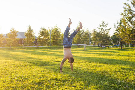 瑜伽, 健身和健康的生活方式概念人做一个倒立在夏天自然
