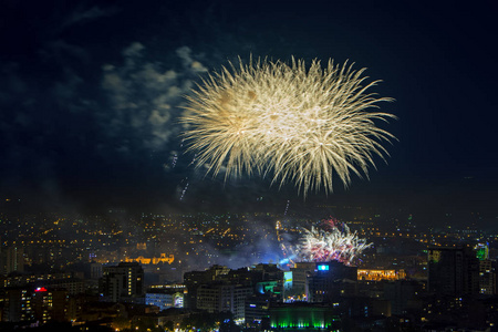 亚美尼亚埃里温共和国广场夜空上五颜六色的烟花。 庆祝独立日在2018年9月21日。从埃里温瀑布观看