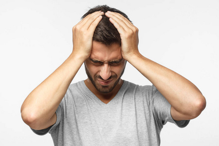 表现出他的头有多痛,感到疼痛,看起来很痛苦和疲惫