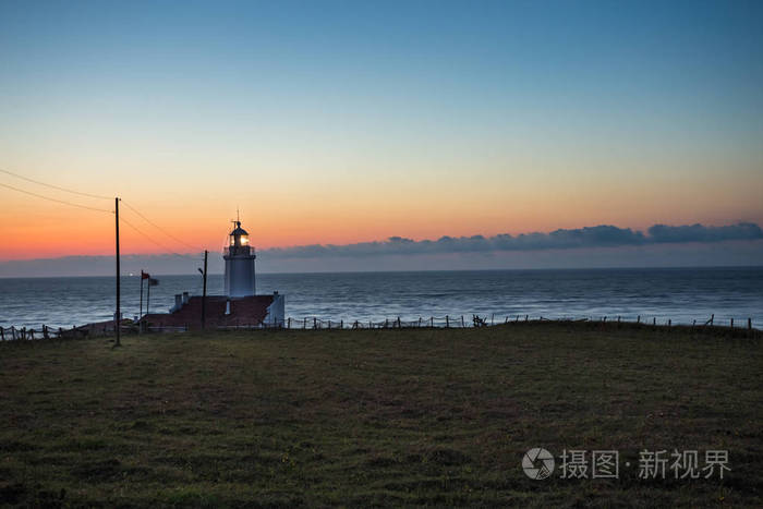 西诺普图基北岸的旧白色印西布伦灯塔的日落景色。
