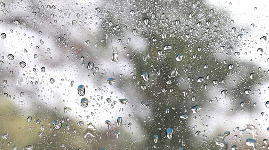 自然清新湿润的背景，雨滴透明玻璃窗镜玻璃