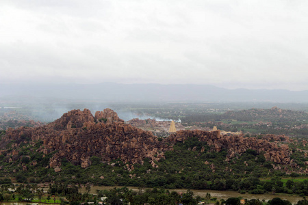 从阿涅贡迪的安雅纳山哈努曼神庙观看汉比的景观或风景。 于2018年8月在印度拍摄。