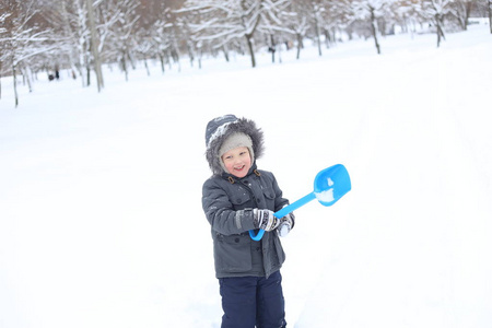 穿暖和夹克的孩子积极地玩雪和快乐