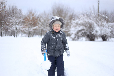 穿暖和夹克的孩子积极地玩雪和快乐