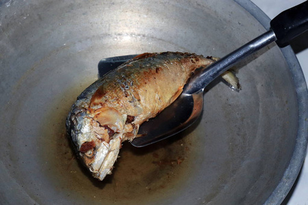 炒鲭鱼锅里放热煮的油，咸的鲭鱼