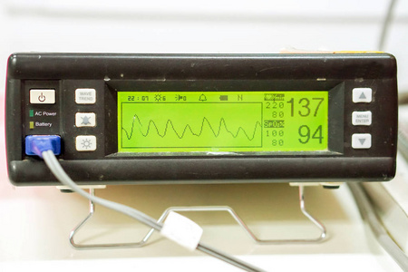 测量医院病人的血氧饱和度装置和脉搏血氧仪显示。脉搏血氧仪显示是用来监测缺氧患者症状的装置。