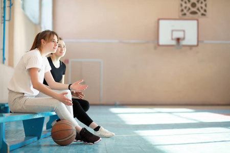 女孩在健身房打篮球