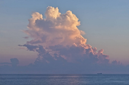意大利西西里地中海货船和日落时的暴风雨云