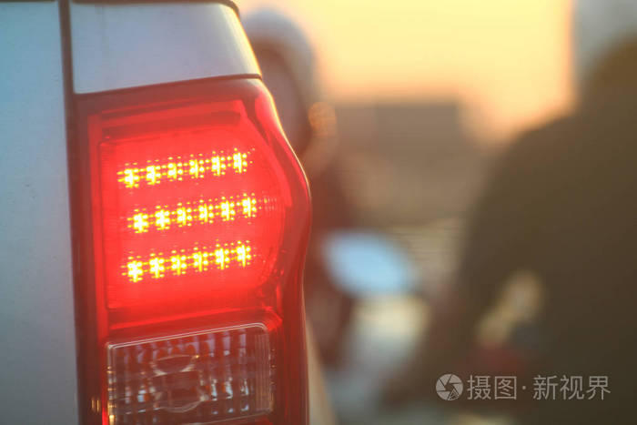 警告灯侧后车晚上 车后刹车灯 警告危险灯车上道路交通堵塞照片 正版商用图片12ywmq 摄图新视界 警告灯侧后车晚上 车后刹车灯 警告危险灯车上道路交通堵塞照片 正版商用图片12ywmq 摄图新视界