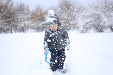 穿暖和夹克的孩子积极地玩雪和快乐