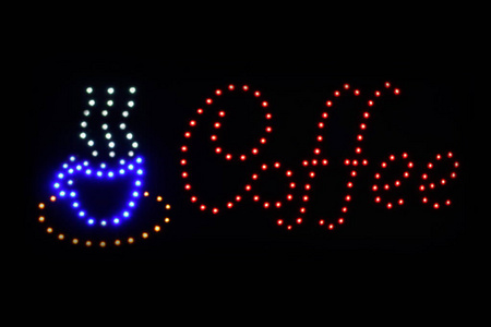 咖啡店标志LEDBokeh灯在黑暗背景上，咖啡店标志灯标志Bokeh点五颜六色，标志字咖啡杯霓虹灯在黑色背景上的灯光符号。