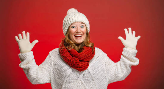 圣诞微笑的女人穿着毛衣和