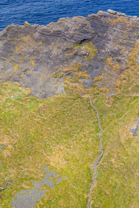 爱尔兰莫尔道林悬崖上的岩石和小径