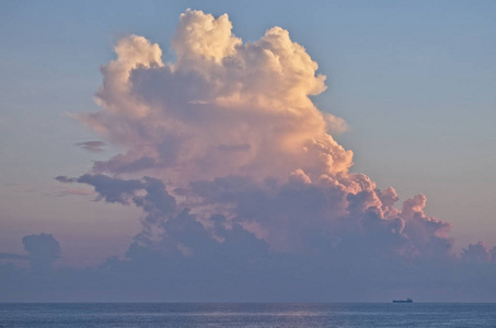意大利西西里岛地中海货船和日落时的暴风雨云