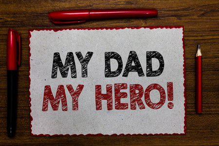 文本符号显示我的父亲我的英雄。概念照片钦佩你的父亲爱感情的情感恭维红色边框的白色页面居中一些文本木制课桌笔铅笔