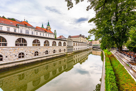 卢布尔雅那市的河景。 城市中心的河流，斯洛文尼亚首都的旧建筑和历史建筑。