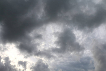 海滩与灰暗的天空在利古里亚的波托菲诺海边散步,天空灰暗,有绿树,有