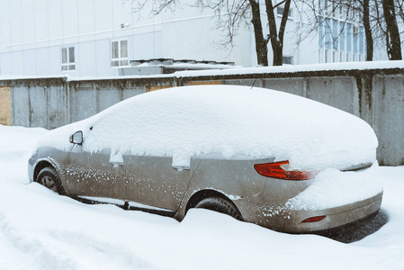 暴风雪下的汽车