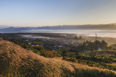 从云南来看日出时山谷中有薄雾的泰国景观
