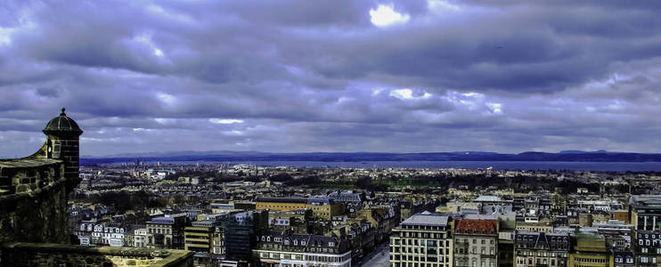 爱丁堡的空中全景就在暴风雨前从爱丁堡城堡俯瞰