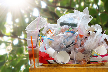 垃圾垃圾桶垃圾桶垃圾塑料袋垃圾大量垃圾放在自然树上阳光背景垃圾很多接近