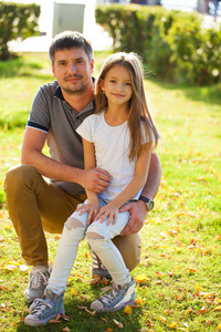 一位年轻父亲和他女儿的肖像