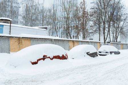 在暴风雪下连续行驶的汽车