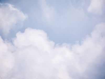 特写白云在天空上用作背景。