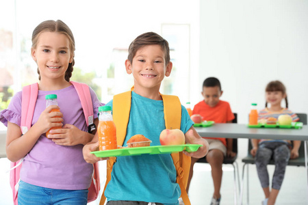 学校食堂有健康食物的儿童图片