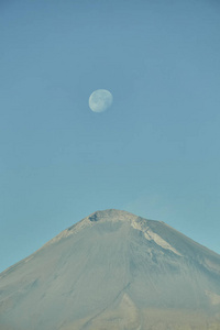 天空景观月亮和火山爆发