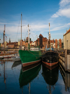 波兰格但斯克莫特拉瓦河上的船只和最古老的中世纪港口起重机祖劳。