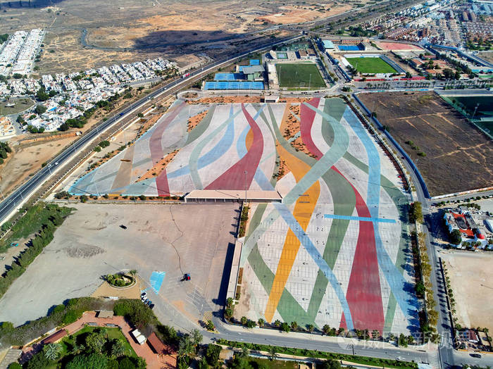 空中摄影Torrevieja镇景。 上图为空市场停车区广场的交通。 星期五，许多游客和度假者在那里购买食品和衣服。 科斯塔布兰