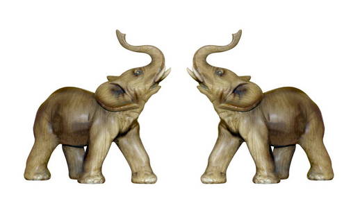 白色背景上的两个大象雕像