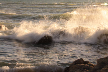 在意大利海岸喷洒海水