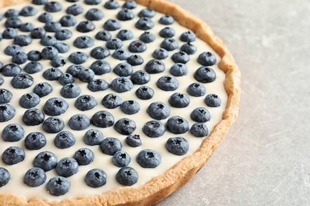 灰色背景特写镜头上的美味蓝莓蛋糕