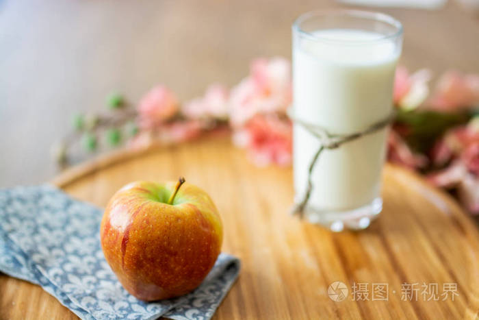 健康的早餐牛奶和苹果在木质背景健康和饮食概念