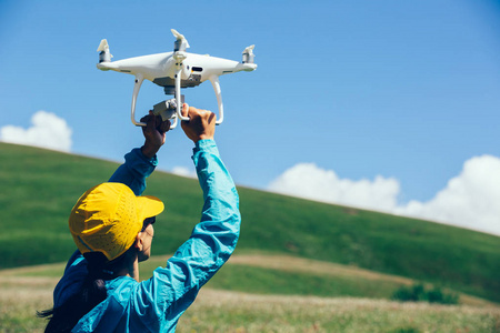 高空草原无人机女摄影师照片