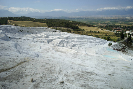 棉花石灰华的戏剧性景观。土耳其